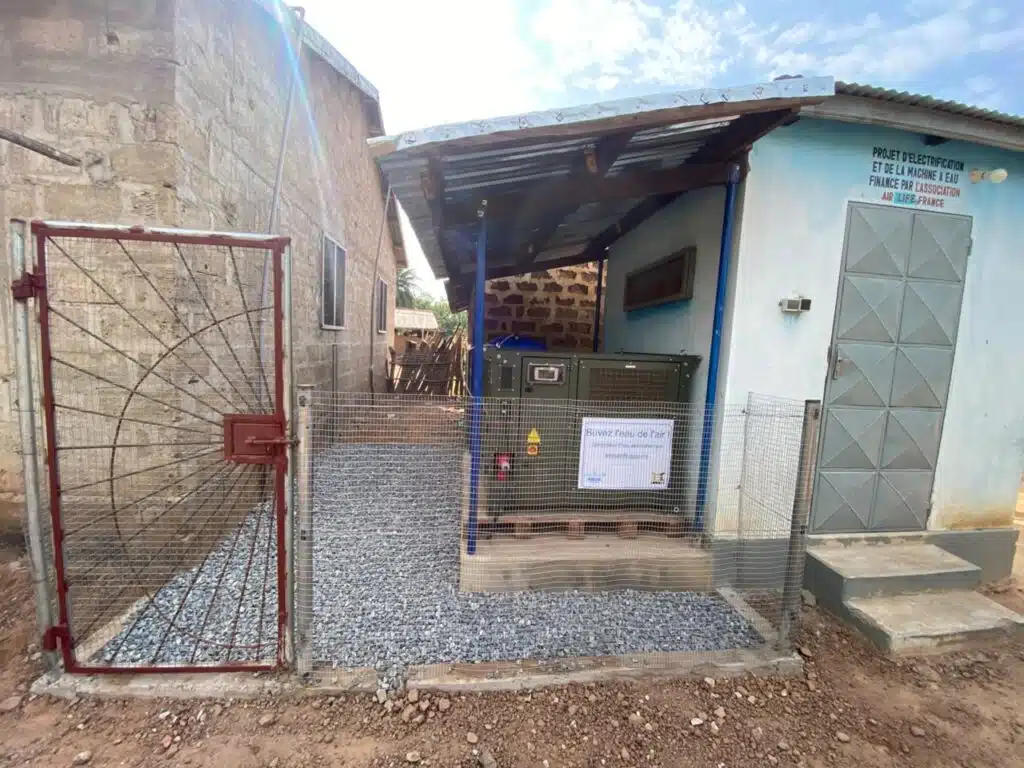 Emplacement en gravier préparé devant la cabine pour accueillir le générateur